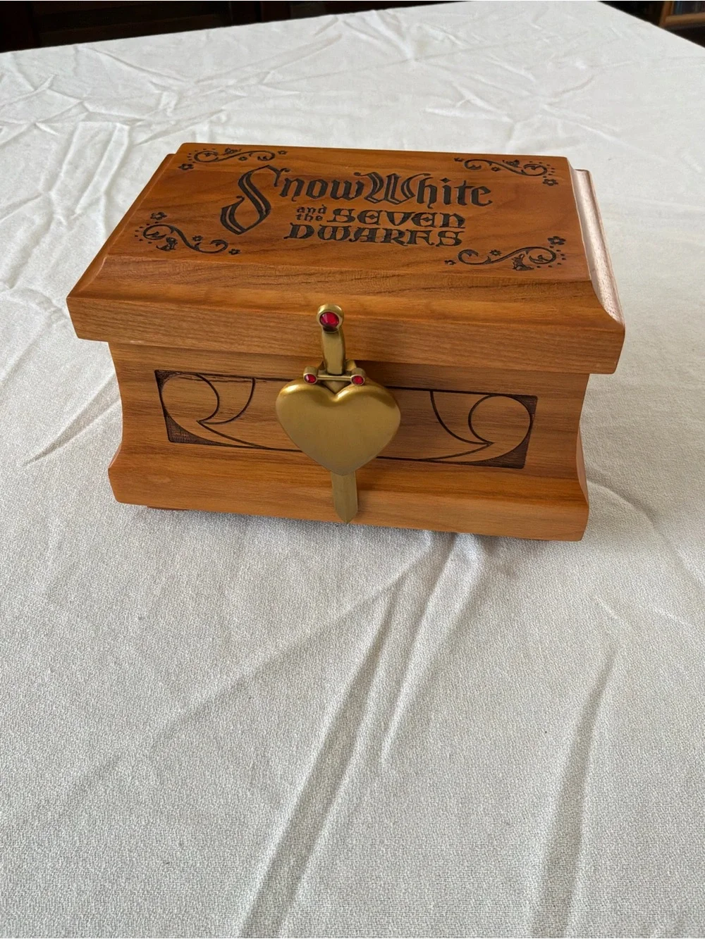 ******** Disney Snow White Wooden Jewelry Box with Gold-Tone Heart Lock ********